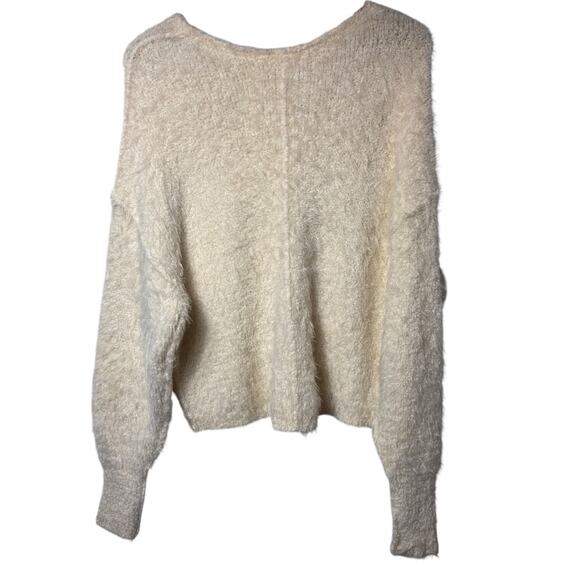 FREE PEOPLE FUZZY WHITE CREAM FUZZY V-NECK SWEATER SIZE XS 100% NYLON - Picture 3 of 6